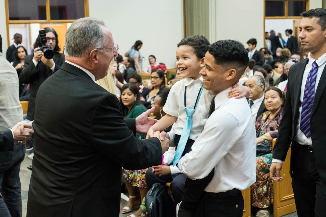 Elder Ulisses Soares visits with members in his native Brazil. Traveling with President M. Russell Balllard, Elder Soares returned to Brazil when he arrived in Sao Paulo on Aug. 24, 2018.