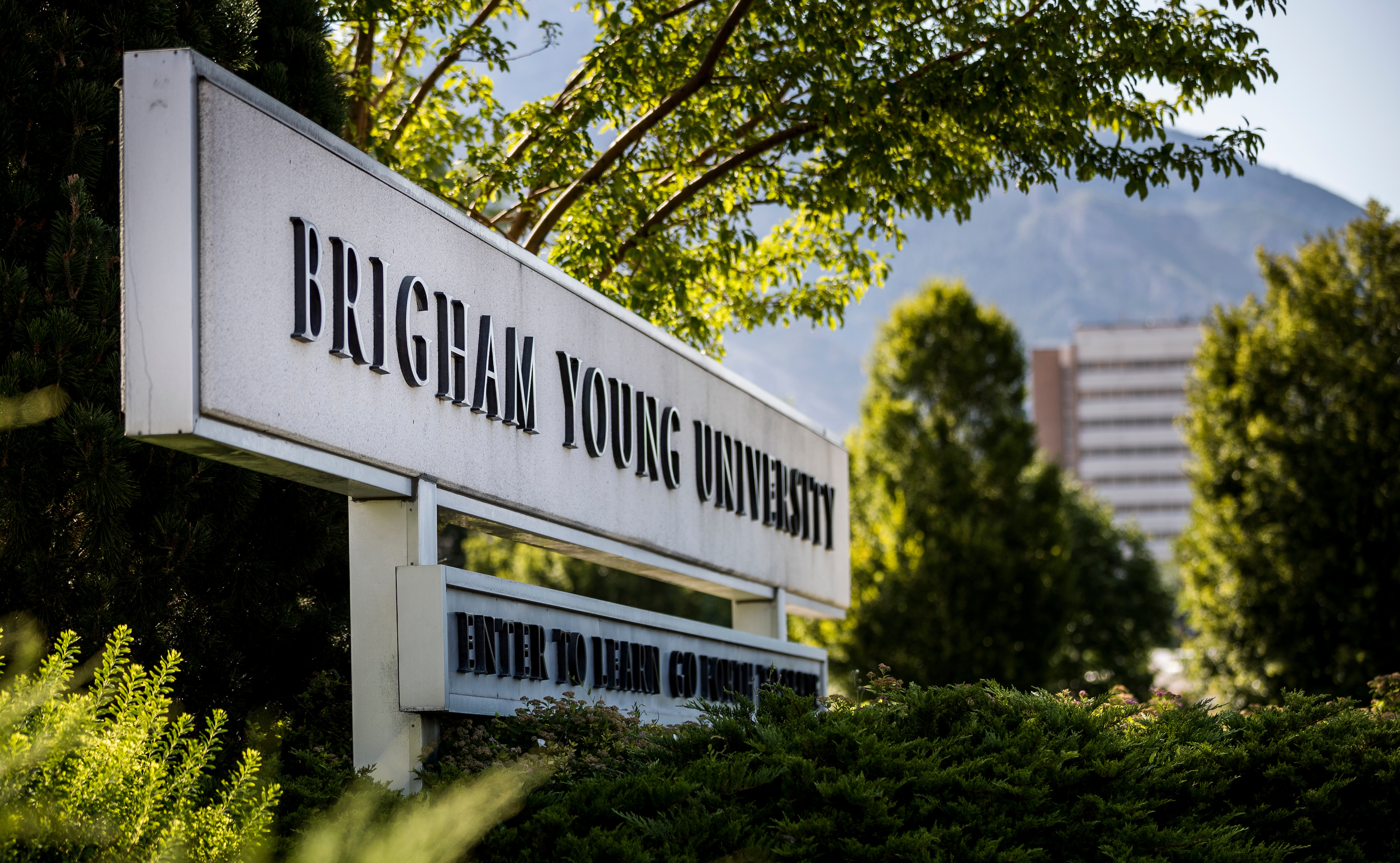 Un cartel del campus a la entrada de la Universidad Brigham Young en Provo, Utah.