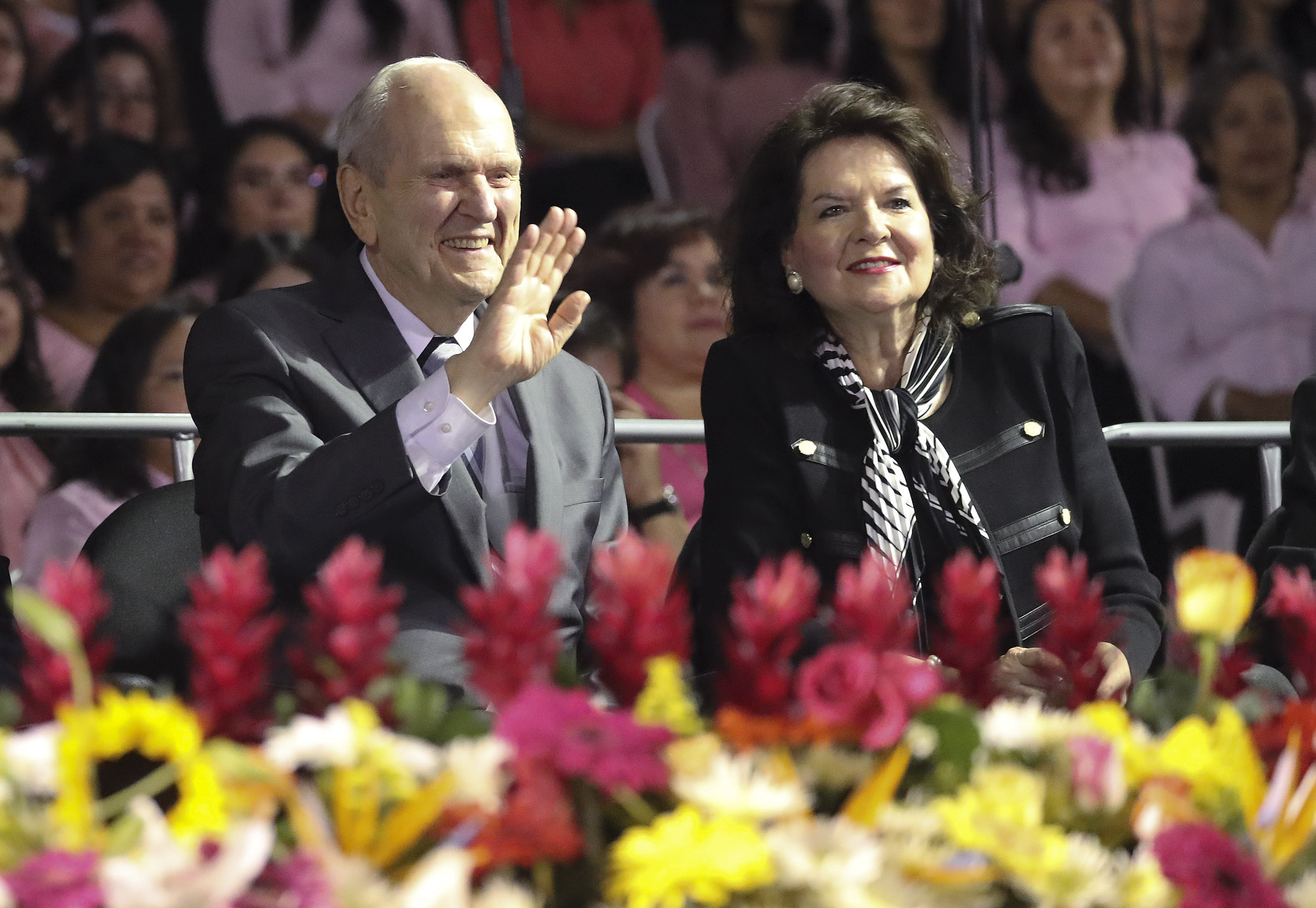 El presidente Russell M. Nelson de La Iglesia de Jesucristo de los Santos de los Últimos Días y su esposa, la hermana Wendy Nelson, saludan a los asistentes antes de un devocional en el estadio Estadio Cementos Progreso en la Ciudad de Guatemala el sábado 24 de agosto de 2019.