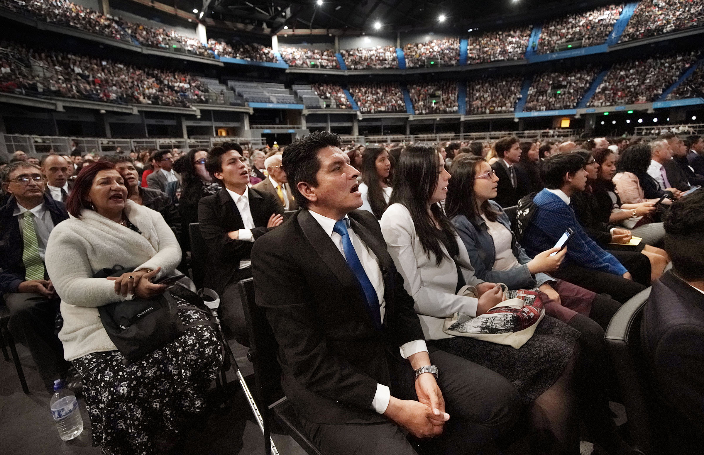 Manuel Pardo se une con su familia y los asistentes a cantar durante un devocional de la gira ministerial de América Latina en Bogotá, Colombia, el domingo 25 de agosto de 2019.