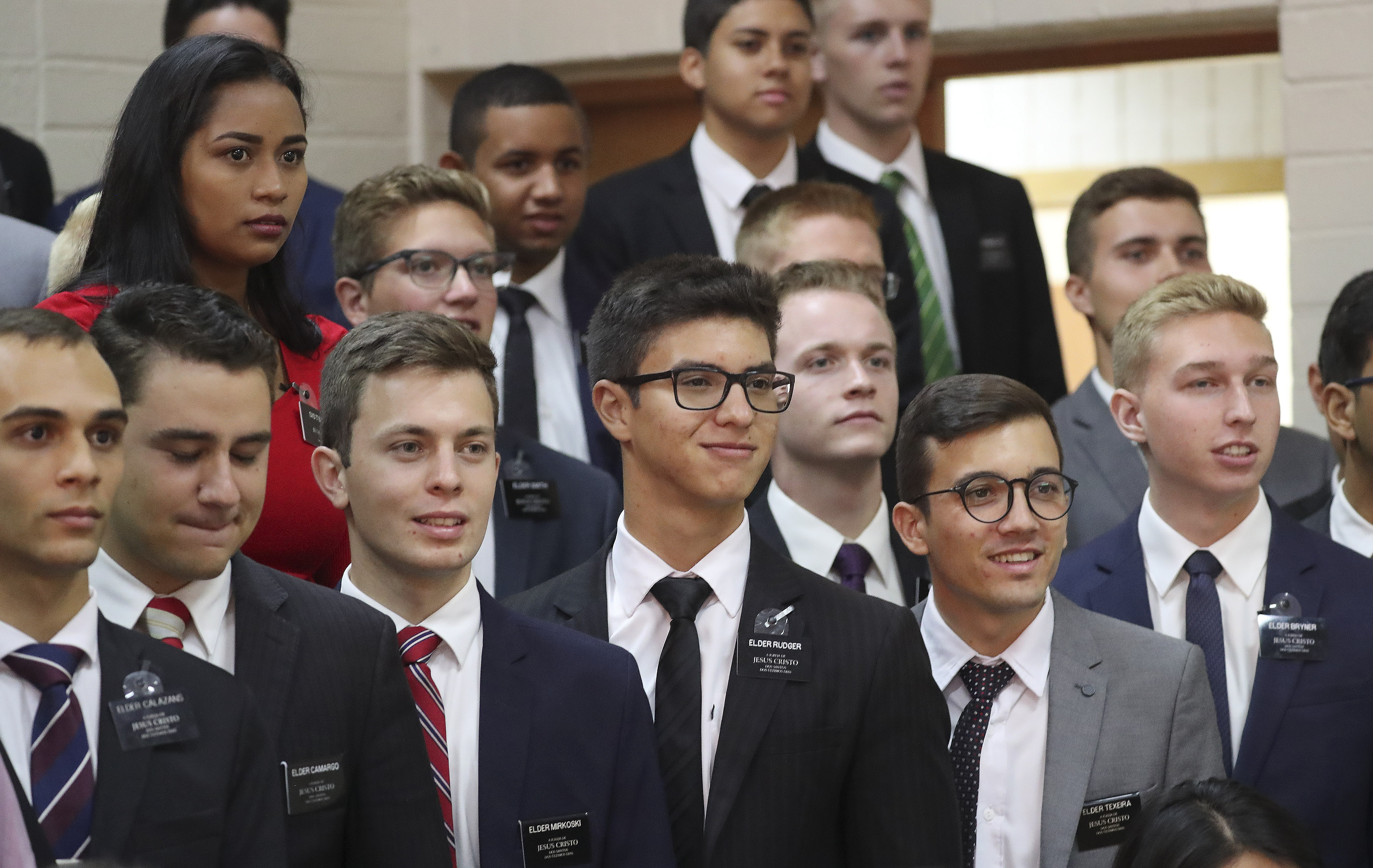 Los misioneros esperan al presidente Russell M. Nelson de La Iglesia de Jesucristo de los Santos de los Últimos Días durante una reunión de la Misión Brasil Brasilia en Brasilia, Brasil, el viernes 30 de agosto de 2019.