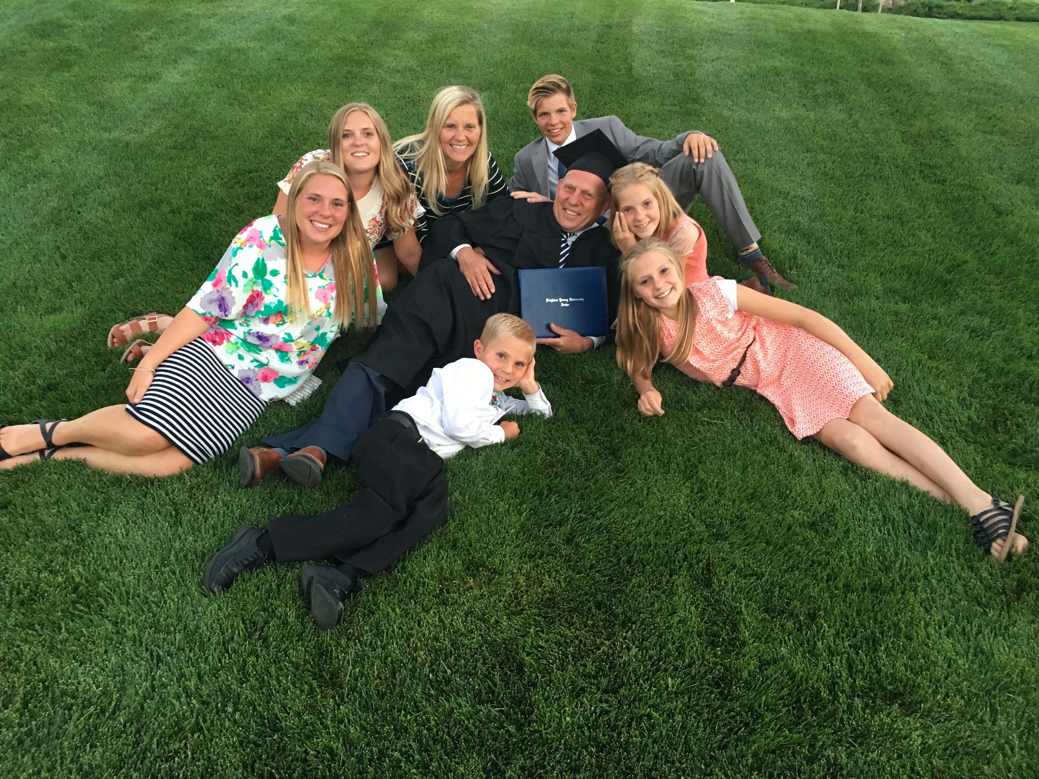La familia Waldron posa juntos después de la graduación de Tom Waldron de BYU-Idaho en 2017.