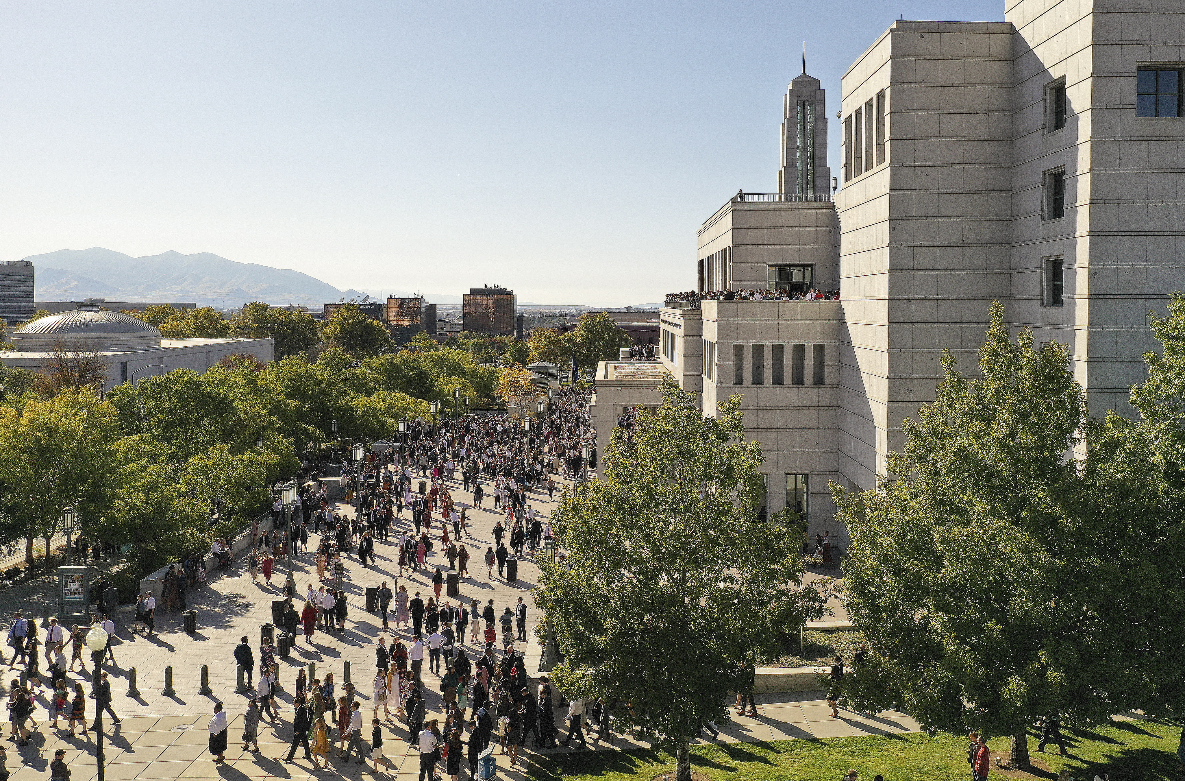Los asistentes salen de la sesión del domingo por la tarde de la 189a Conferencia General Semestral de La Iglesia de Jesucristo de los Santos de los Últimos Días en Salt Lake City el domingo 6 de octubre de 2019.