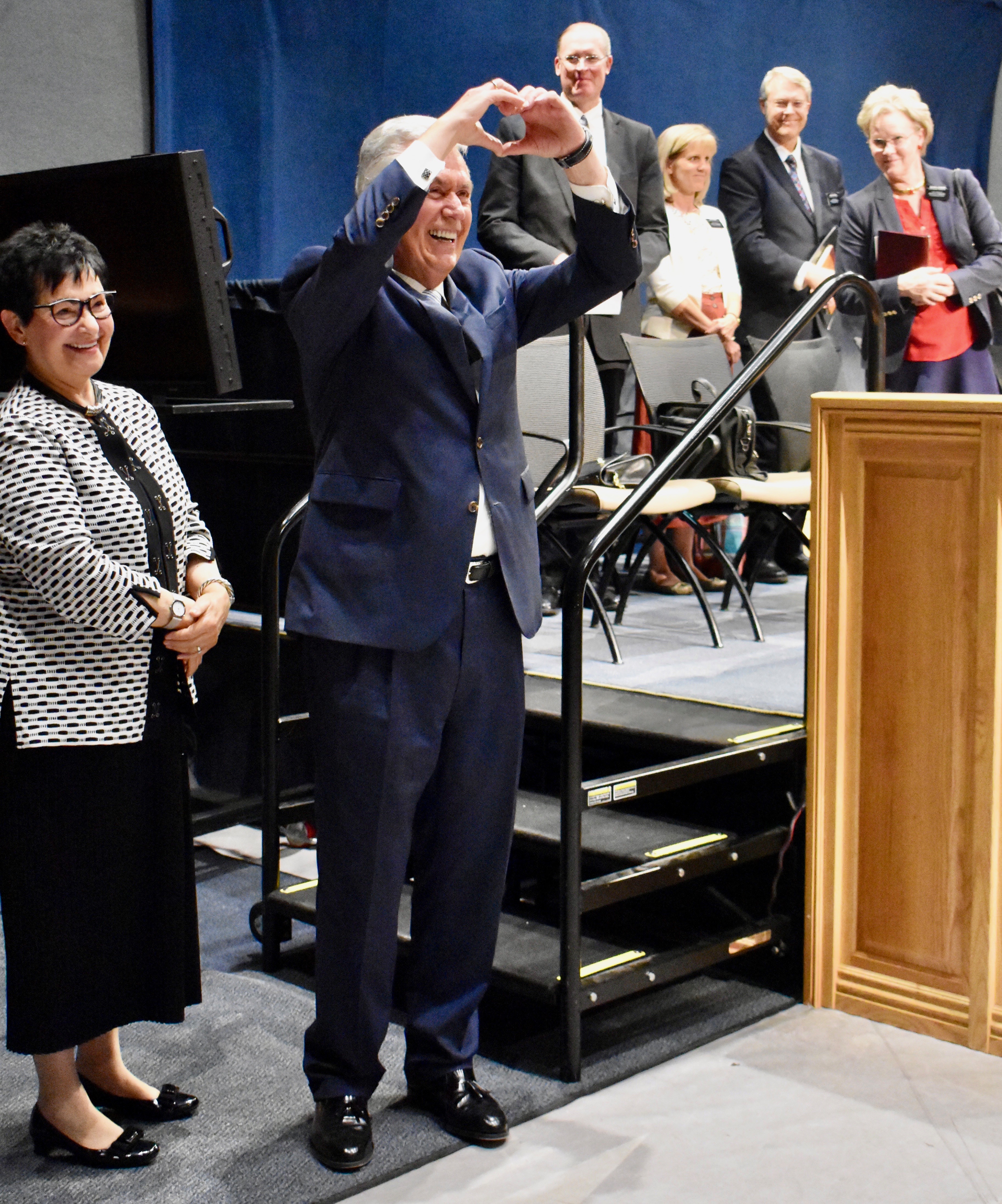 Usando sus manos para delinear la forma de un corazón, el élder Dieter F. Uchtdorf muestra su amor por los misioneros después de un devocional del 5 de noviembre de 2019 en el Centro de Capacitación Misional de Provo.