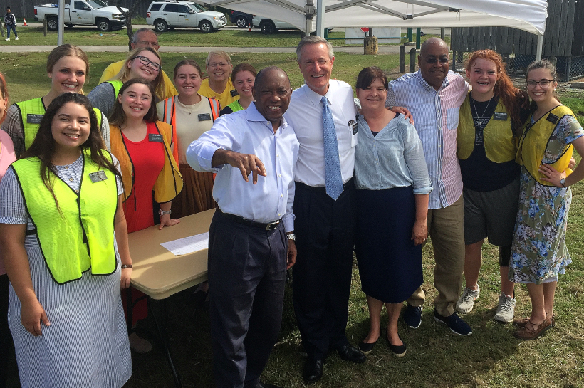 From left: Houston Mayor Sylvester Turner, President Jordan P. Peterson and Sister Adrienne Jo Peterson of the Houston Texas Mission and Houston Mayor Pro-Tem Jerry Davis are surrounded by full-time missionaries at the Kashmere Gardens service event.