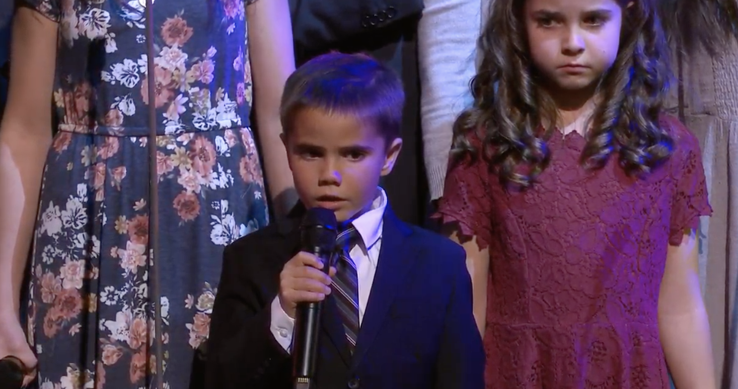 Un niño canta la nueva canción de la Primaria con su familia durante un evento cara a cara en el nuevo programa de Niños y Jóvenes en el Tabernáculo en Salt Lake City el 17 de noviembre. 