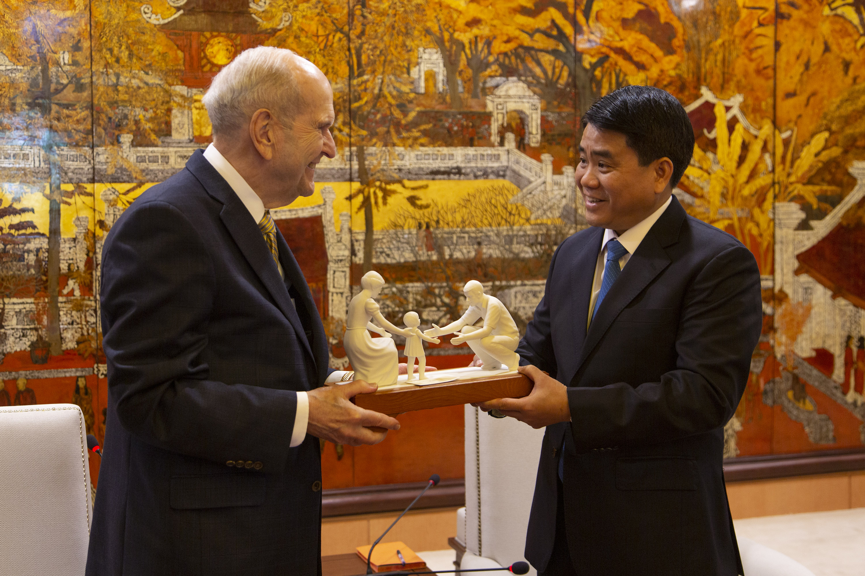 President Russell M. Nelson gives a gift to Hanoi Mayor Nguyen Duc Chung on Monday, Nov. 18, 2019. President Nelson visited Vietnam Nov. 17-18 as part of his Southeast Asia Ministry.