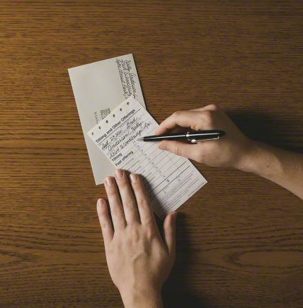 Un individuo llena una copia impresa del formulario de donación. 