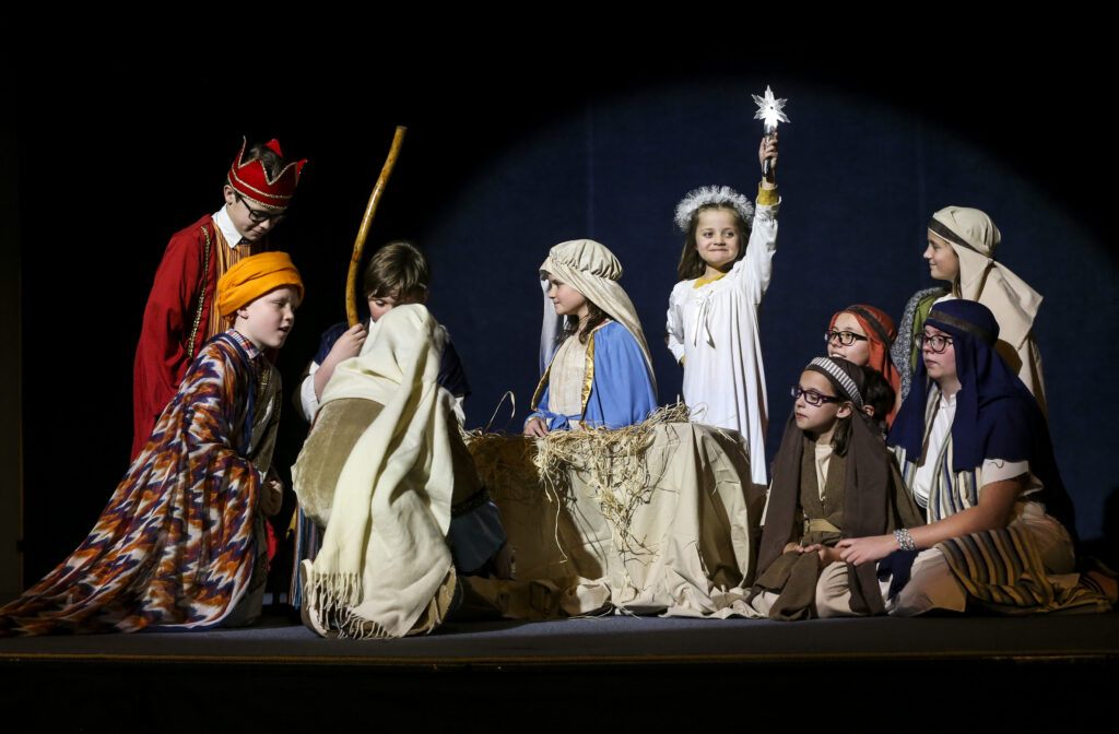 Los niños retratan a los tres reyes magos entregando regalos al niño Jesús durante una recreación del nacimiento de Jesucristo durante el Programa anual de Navidad en el Centro de Entrenamiento Misionero de Provo en Provo, Utah, el martes 24 de diciembre de 2019.