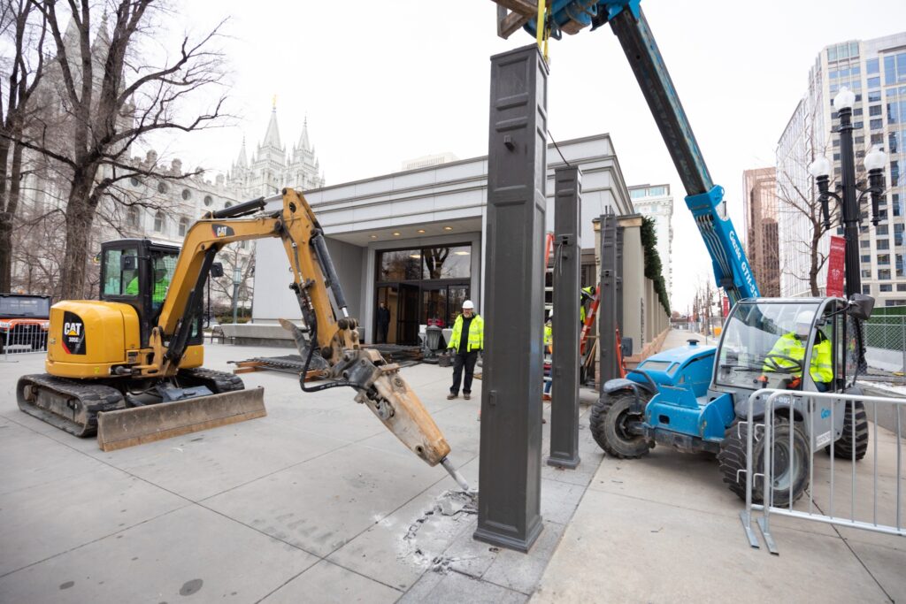 Los trabajos de construcción están en marcha en Temple Square mientras el Templo de Salt Lake está fuera de servicio.