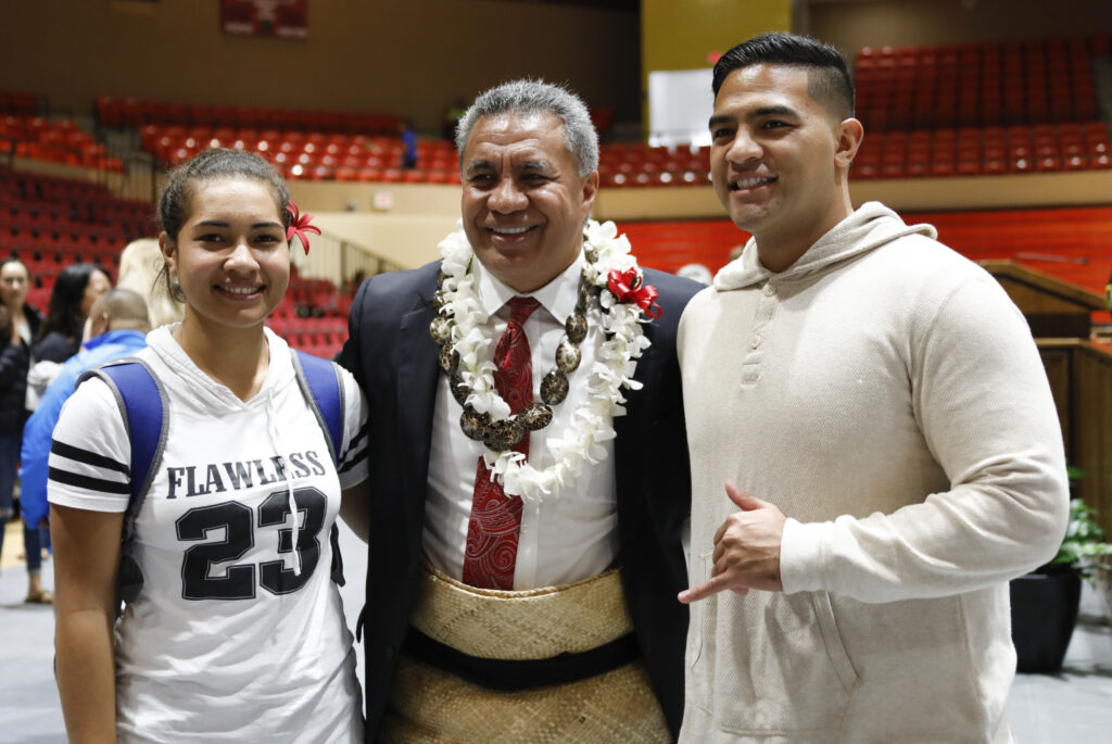 El élder Vai Sikahema, centro, posa para una foto con los asistentes después de un devocional en el campus en BYU-Hawaii el martes 14 de enero de 2020.