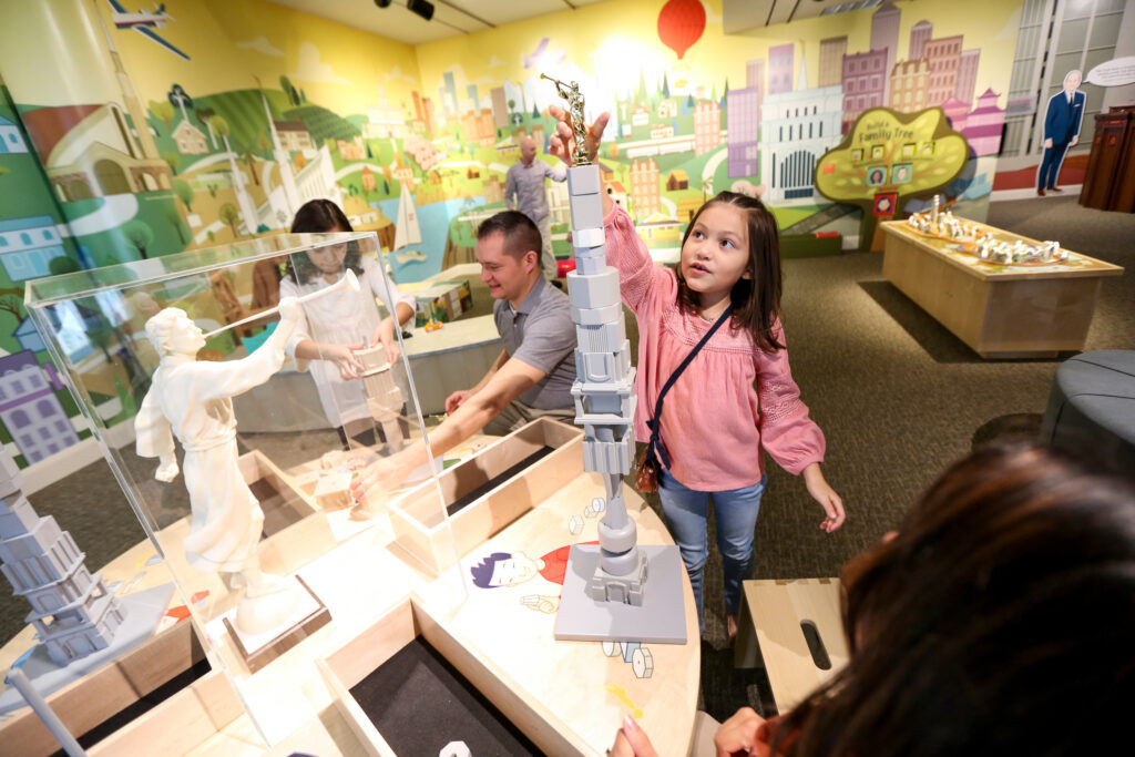 Kaylee Tabla, de 9 años, construye un modelo de un templo durante un adelanto de "Temples Dot the Earth", una nueva exhibición en el Museo de Historia de la Iglesia de Jesucristo de los Santos de los Últimos Días en Salt Lake City el sábado, febrero. 8 de 2020.