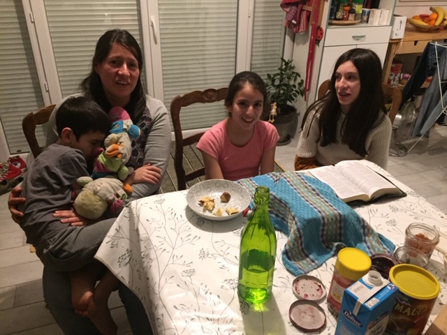 Carole Raymond y sus tres hijos pequeños se preparan para el sacramento en la casa cerca de Limoges, Francia, el 15 de marzo de 2020. Las reuniones tradicionales fueron canceladas debido a la pandemia de coronavirus.