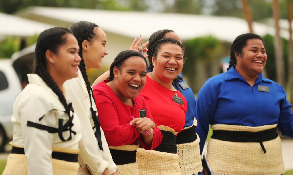 Los misioneros esperan al presidente Russell M. Nelson de La Iglesia de Jesucristo de los Santos de los Últimos Días antes de un devocional en Nuku'alofa, Tonga, el 23 de mayo de 2019.
