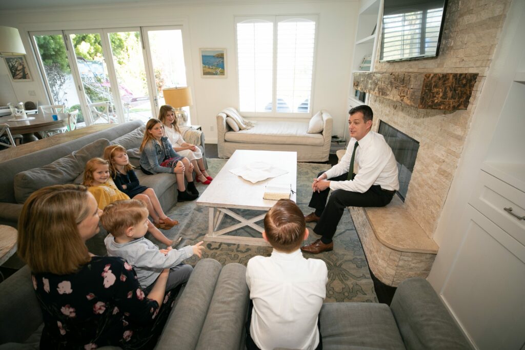 Bishop Darren L. Harline and his wife, Cherilyn Harline, and their six children observe the Sabbath in their home in San Clemente, California, on March 15, 2020, after the Church suspended all meetings in the wake of the COVID-19 pandemic.