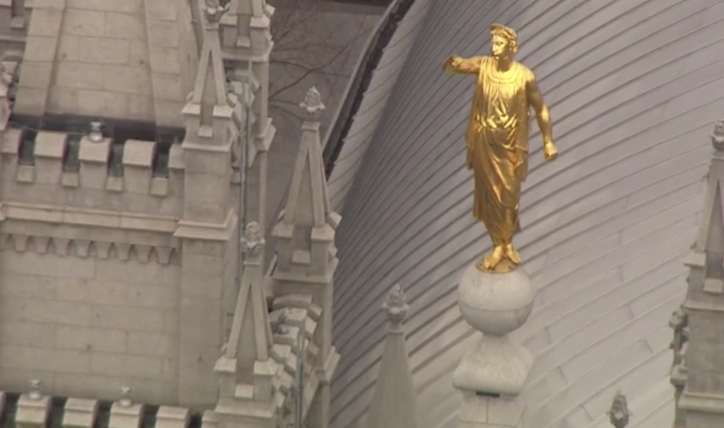 La estatua del ángel Moroni en la parte superior del templo de Salt Lake cayó durante el terremoto del miércoles por la mañana. 