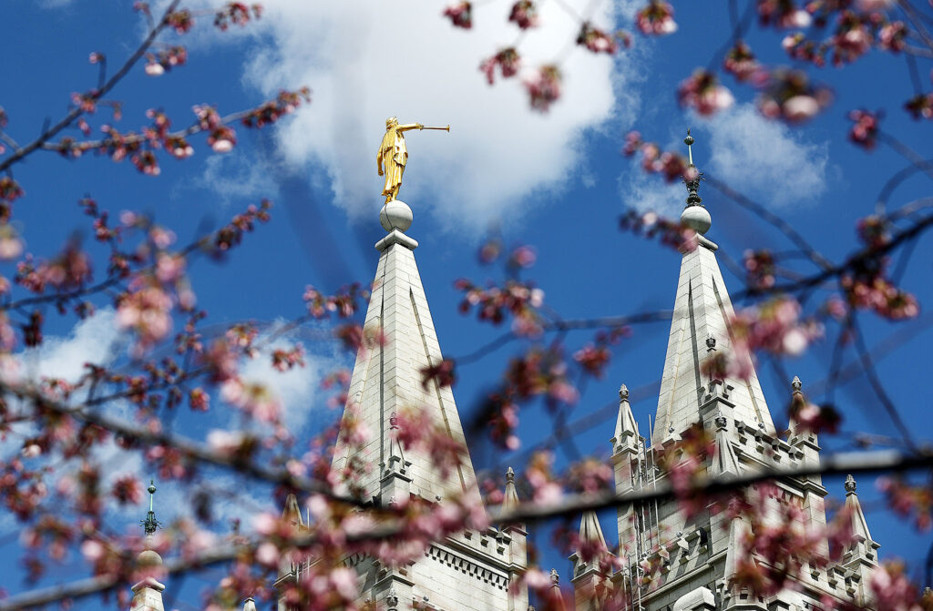 Las flores enmarcan la estatua del Ángel Moroni en la parte superior del Templo de Salt Lake en Salt Lake City el viernes 5 de abril de 2019.