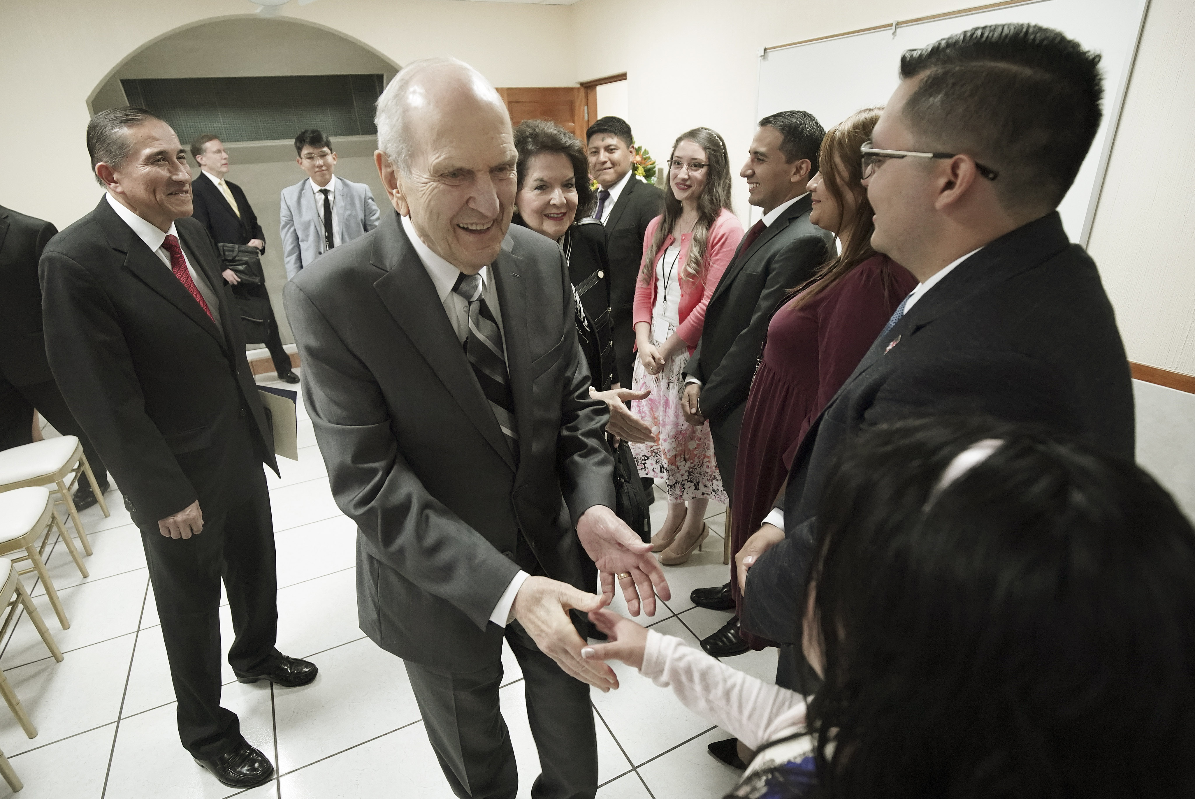 O presidente Russell M. Nelson, de A Igreja de Jesus Cristo dos Santos dos Últimos Dias e sua esposa, irmã Wendy Nelson, encontram-se com jovens na Cidade da Guatemala no sábado, 24 de agosto de 2019.