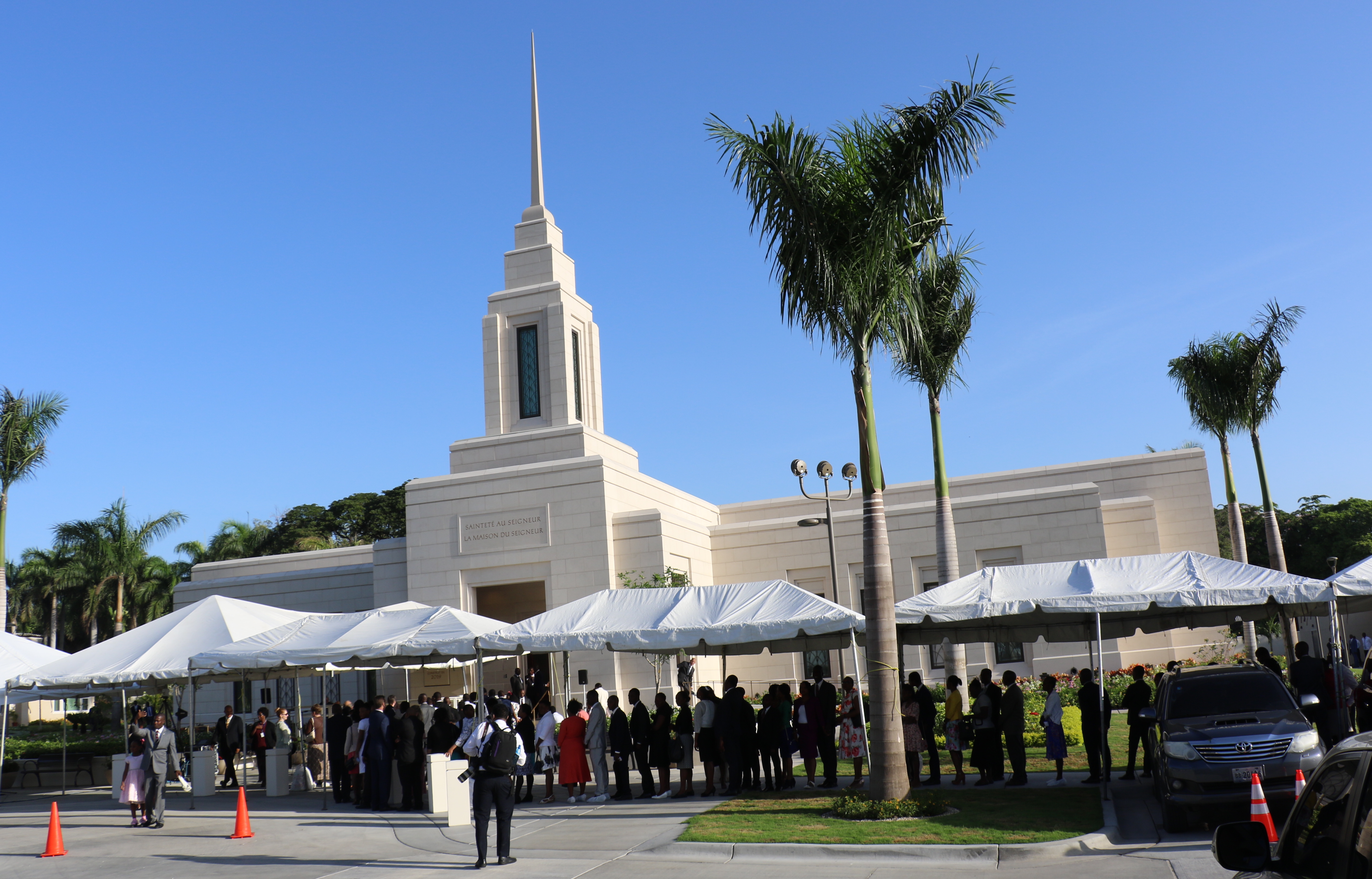Centenas de pessoas esperam para entrar no Templo de Porto Príncipe Haiti para a dedicação em 1º de setembro de 2019.
