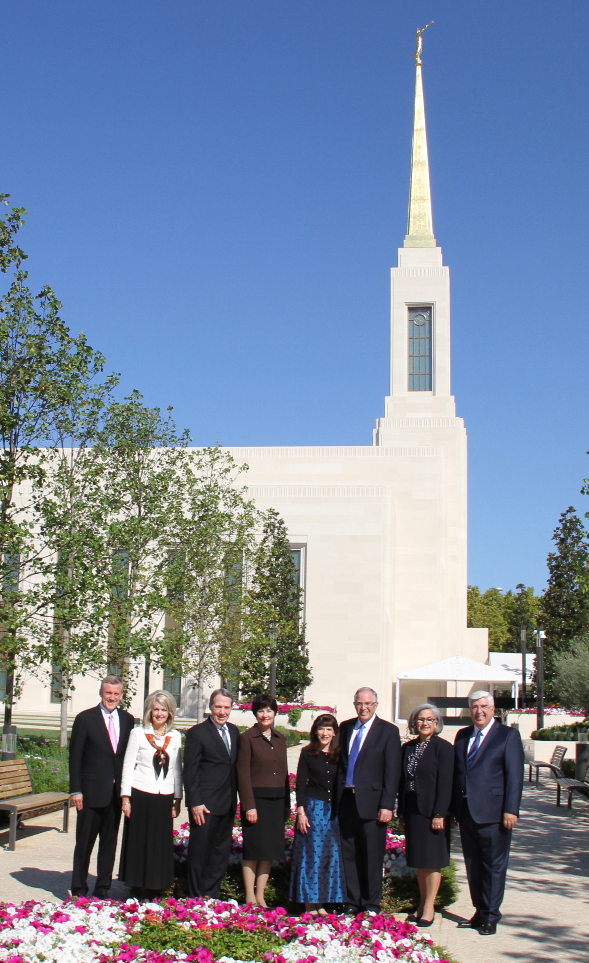 Foto fora do Templo de Lisboa Portugal no sábado, 14 de setembro de 2019, estão (da esquerda para a direita): O élder Kevin R. Duncan, a irmã Nancy Duncan, o élder Gary B. Sabin, a irmã Valerie Sabin, a irmã Kathy Andersen, o élder Neil L. Andersen, a irmã Filomena Teixeira e o élder José A. Teixeira.