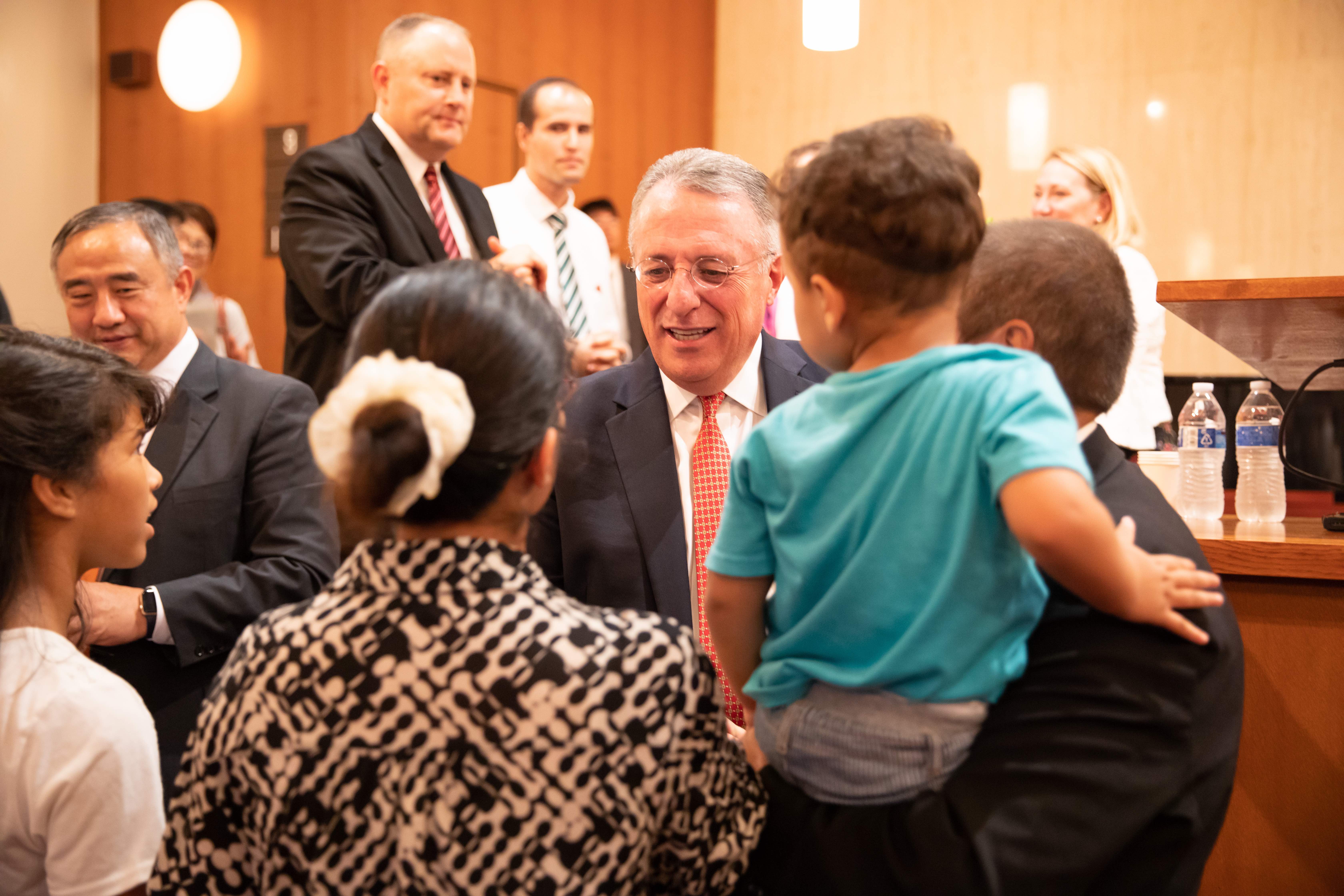 O élder Ulisses Soares visita a Coréia e o Japão de 21 de agosto a 1 de setembro.