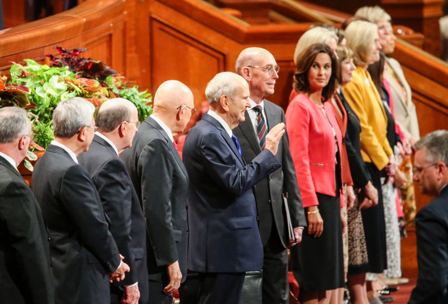 O presidente Russell M. Nelson, ao centro, acena para as pessoas presentes na conferência antes da sessão geral das mulheres da Conferência Geral Semestral n° 189 de A Igreja de Jesus Cristo dos Santos dos Últimos Dias no Centro de Conferências de Salt Lake City, no sábado, 5 de outubro de 2019.