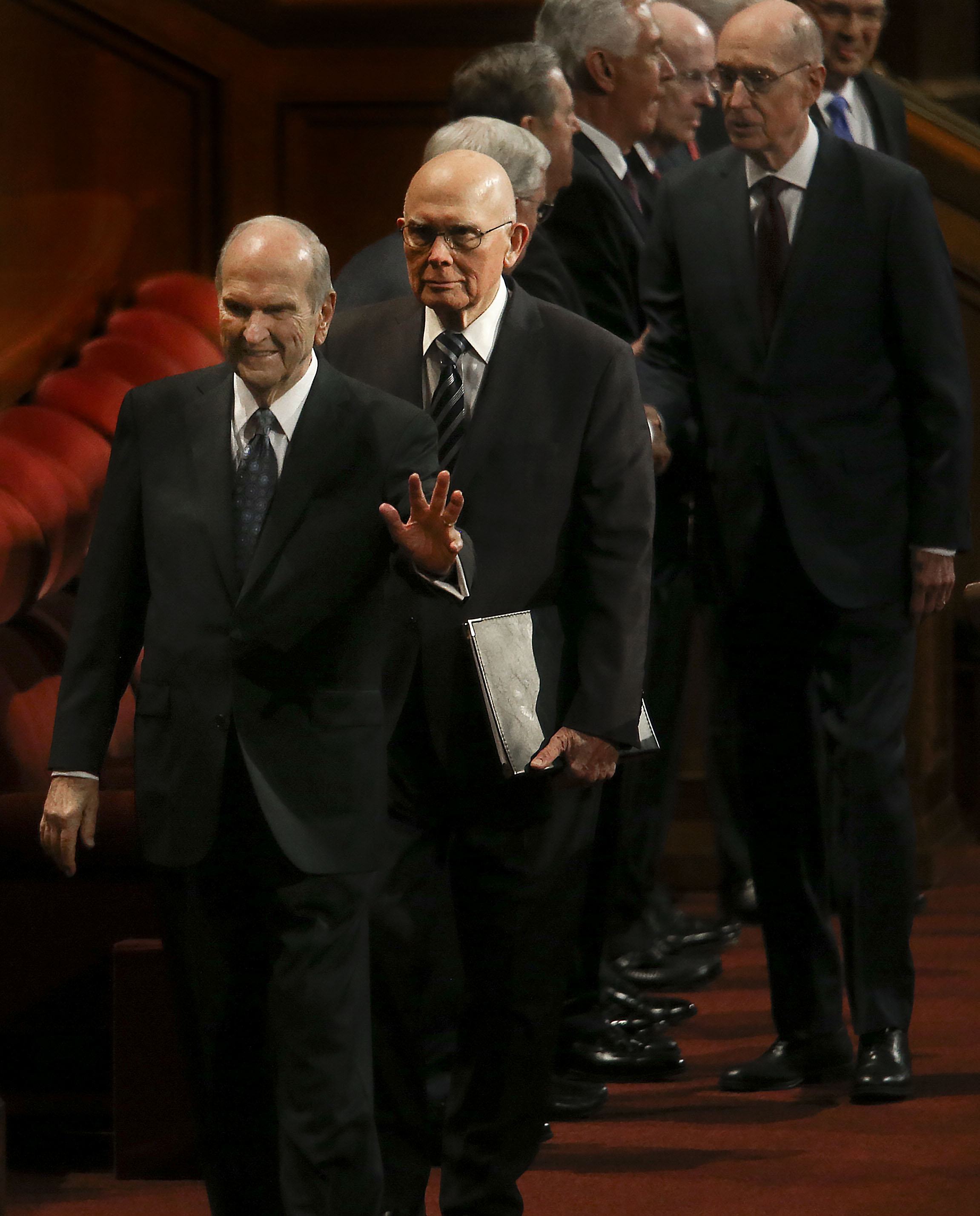 O presidente Russell M. Nelson, de A Igreja de Jesus Cristo dos Santos dos Últimos Dias, à frente, e seus conselheiros, o presidente Dallin H. Oaks, primeiro conselheiro na Primeira Presidência, e o presidente Henry B. Eyring, segundo conselheiro na Primeira Presidência, entram no Centro de Conferências para a sessão da tarde de domingo da conferência geral no Centro de Conferências em Salt Lake City em 6 de outubro de 2019.