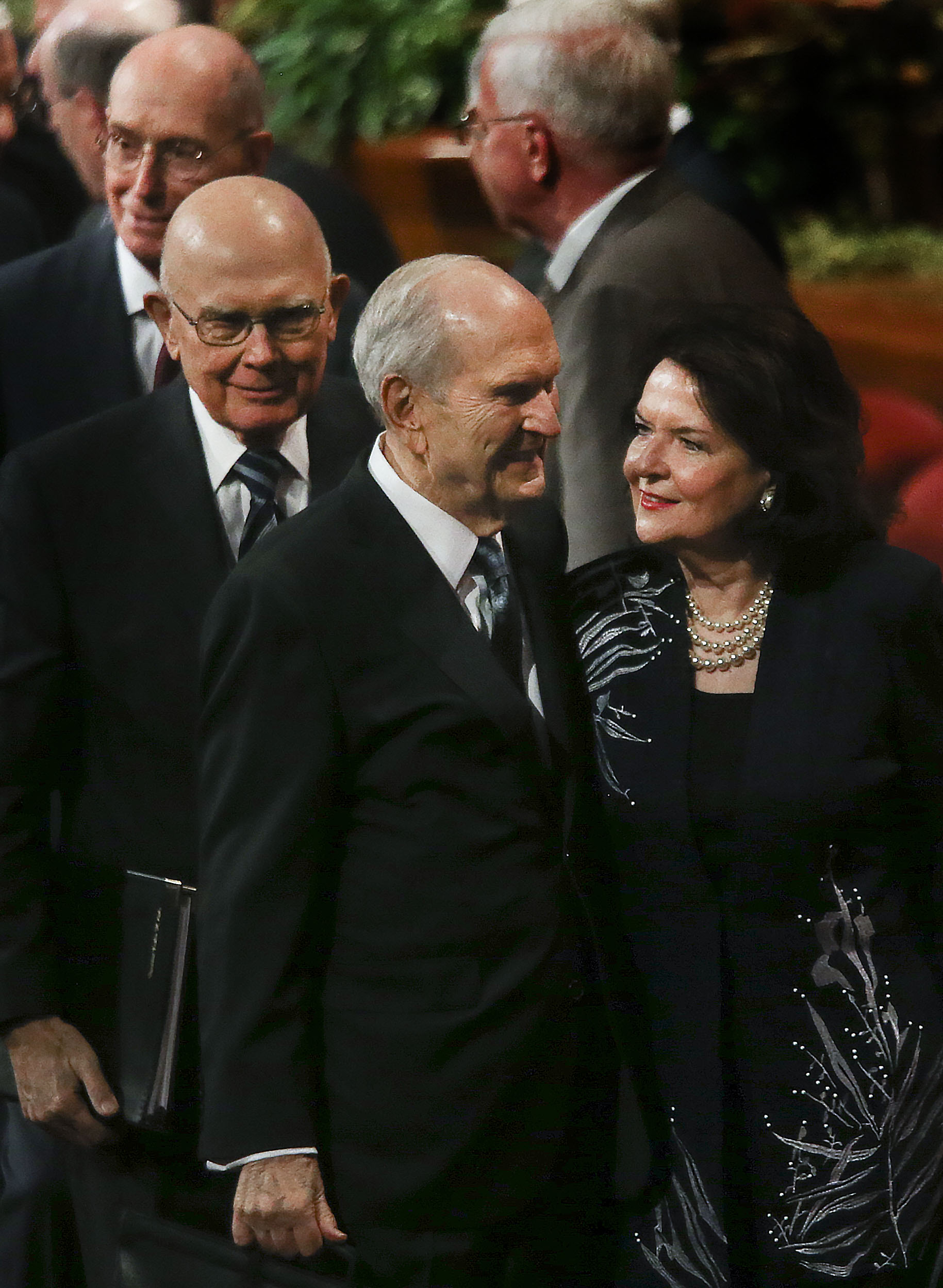 O presidente Russell M. Nelson e sua esposa, a irmã Wendy Nelson, deixam a sessão da tarde de domingo da Conferência Geral Semestral nº 189 de A Igreja de Jesus Cristo dos Santos dos Últimos Dias em Salt Lake City, no domingo, 6 de outubro de 2019. Após o presidente Nelson e sua esposa está o presidente Dallin H. Oaks, primeiro conselheiro na Primeira Presidência, à esquerda, e o presidente Henry B. Eyring, segundo conselheiro na Primeira Presidência.