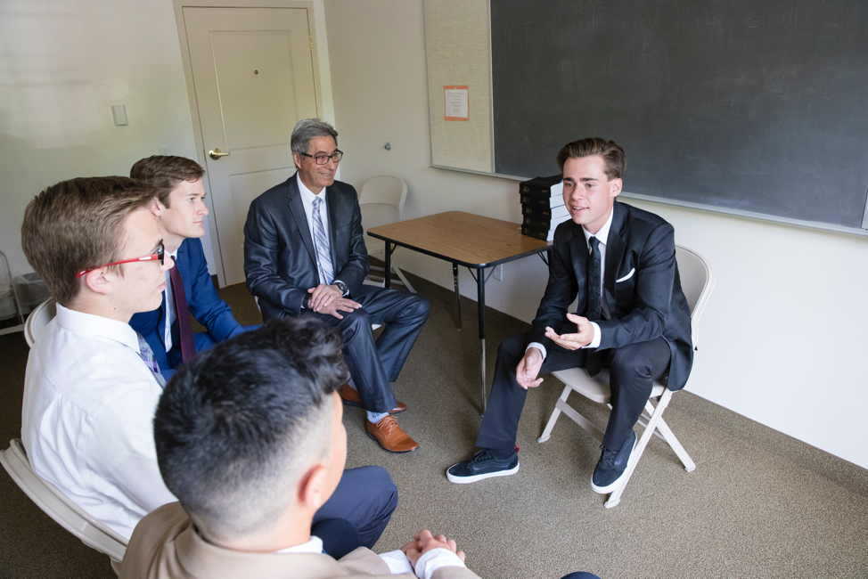 Rapazes participam de discussão durante reunião do quórum no domingo. Começando em janeiro, o “Vem, e Segue-Me” para o Sacerdócio Aarônico e Moças dará mais responsabilidade às presidências de quóruns e classes.