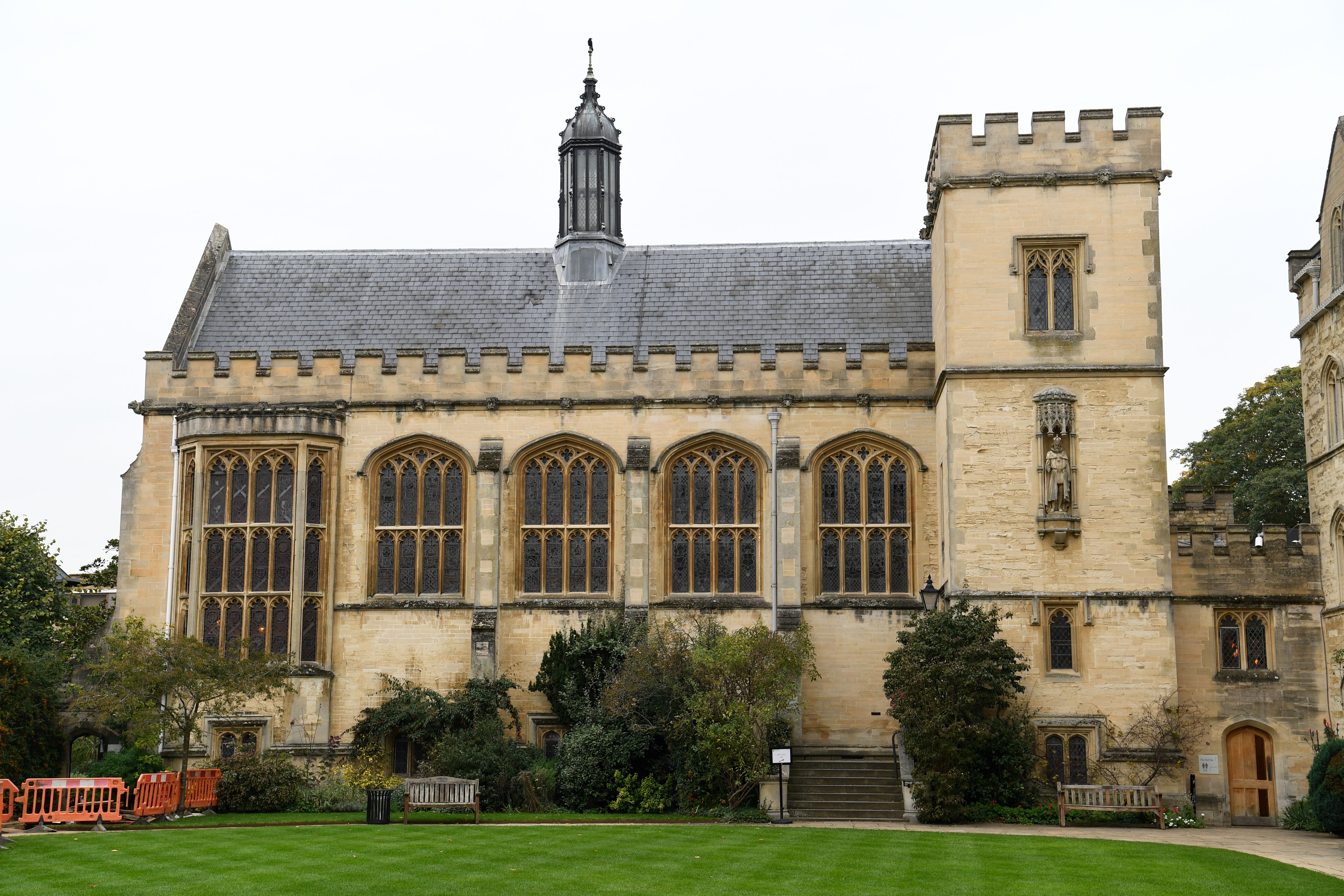 Uma vista do salão em Pembroke College na Universidade de Oxford. Élder Quentin L. Cook, do Quórum dos Doze Apóstolos, fala a estudantes, professores, funcionários e convidados em Pembroke College na Universidade de Oxford em Oxford, Inglaterra, no dia 23 de outubro, 2019.