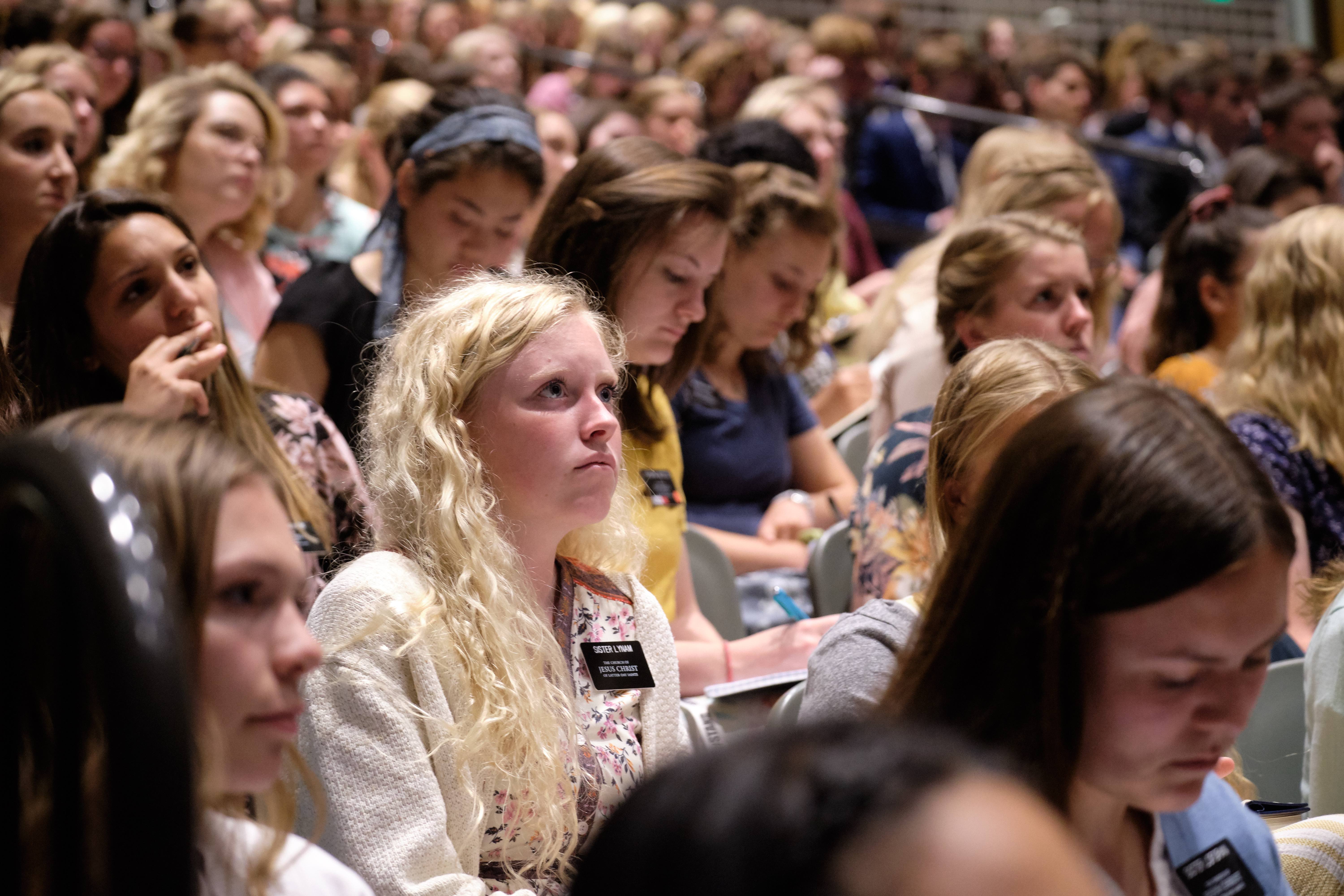 Missionários ouvem o élder Jeffrey R. Holland do Quórum dos Doze Apóstolos falar em um devocional de domingo à noite no Centro de Treinamento Missionário Provo em 23 de junho de 2019.