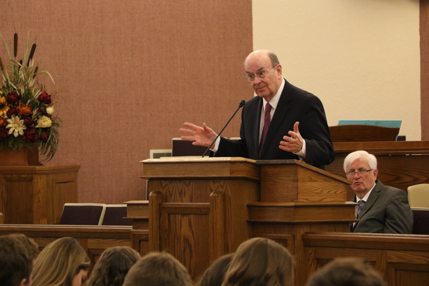 Élder Quentin L. Cook, do Quórum dos Doze Apóstolos, fala a missionários da Missão Louisiana Baton Rouge durante um devocional no sábado, dia 16 de novembro, 2019, em Baton Rouge, Louisiana.