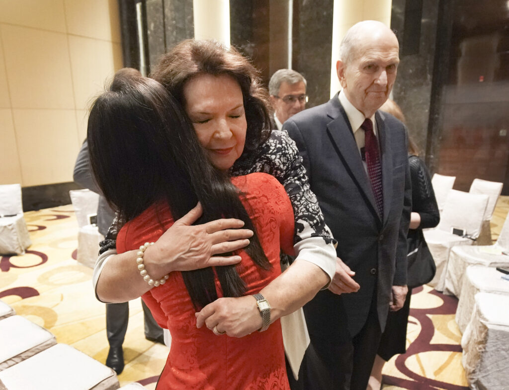 Irmã Wendy Nelson abraça Nguyet Minh Nguyen quando presidente Russell M. Nelson, de A Igreja de Jesus Cristo dos Santos dos Últimos Dias, e ela encontram com jovens em Hanói, Vietnã, no domingo, dia 17 de novembro, 2019.