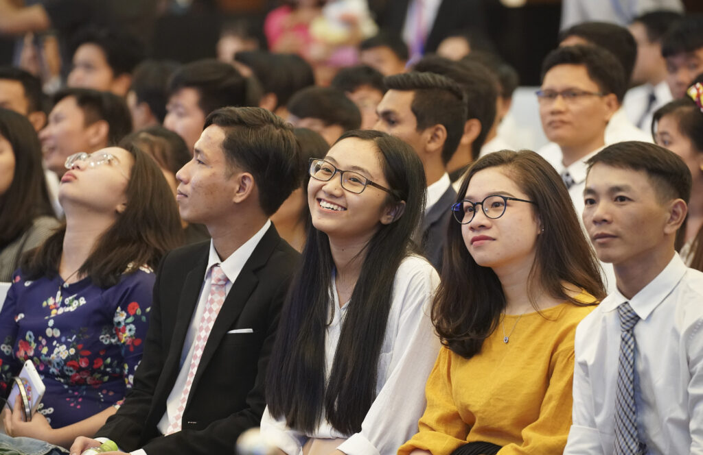 Congregação escuta presidente Russell M. Nelson, de A Igreja de Jesus Cristo dos Santos dos Últimos Dias, durante um devocional na Cidade de Ho Chi Minh, Vietnã, no dia 18 de novembro, 2019.