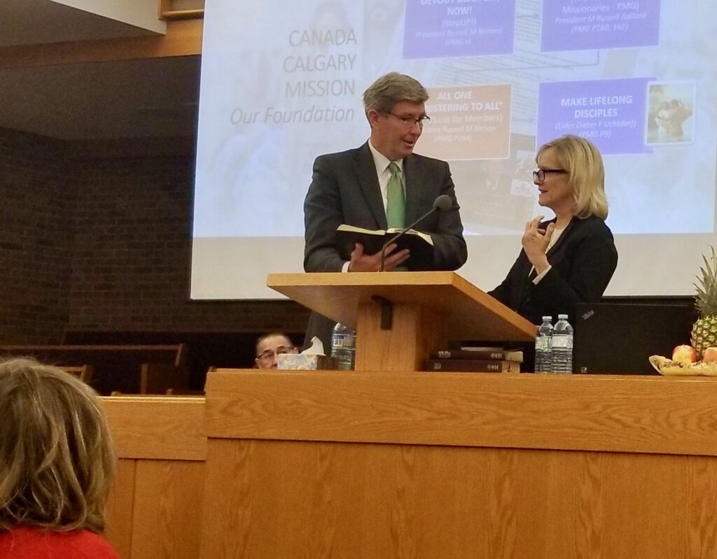 O Élder S. Gifford Nielsen e sua esposa, a irmã Wendy Nielsen, ensinam juntos durante uma reunião com os missionários da Missão Canadá Calgary no dia 31 de outubro de 2019, em Calgary, Canadá.