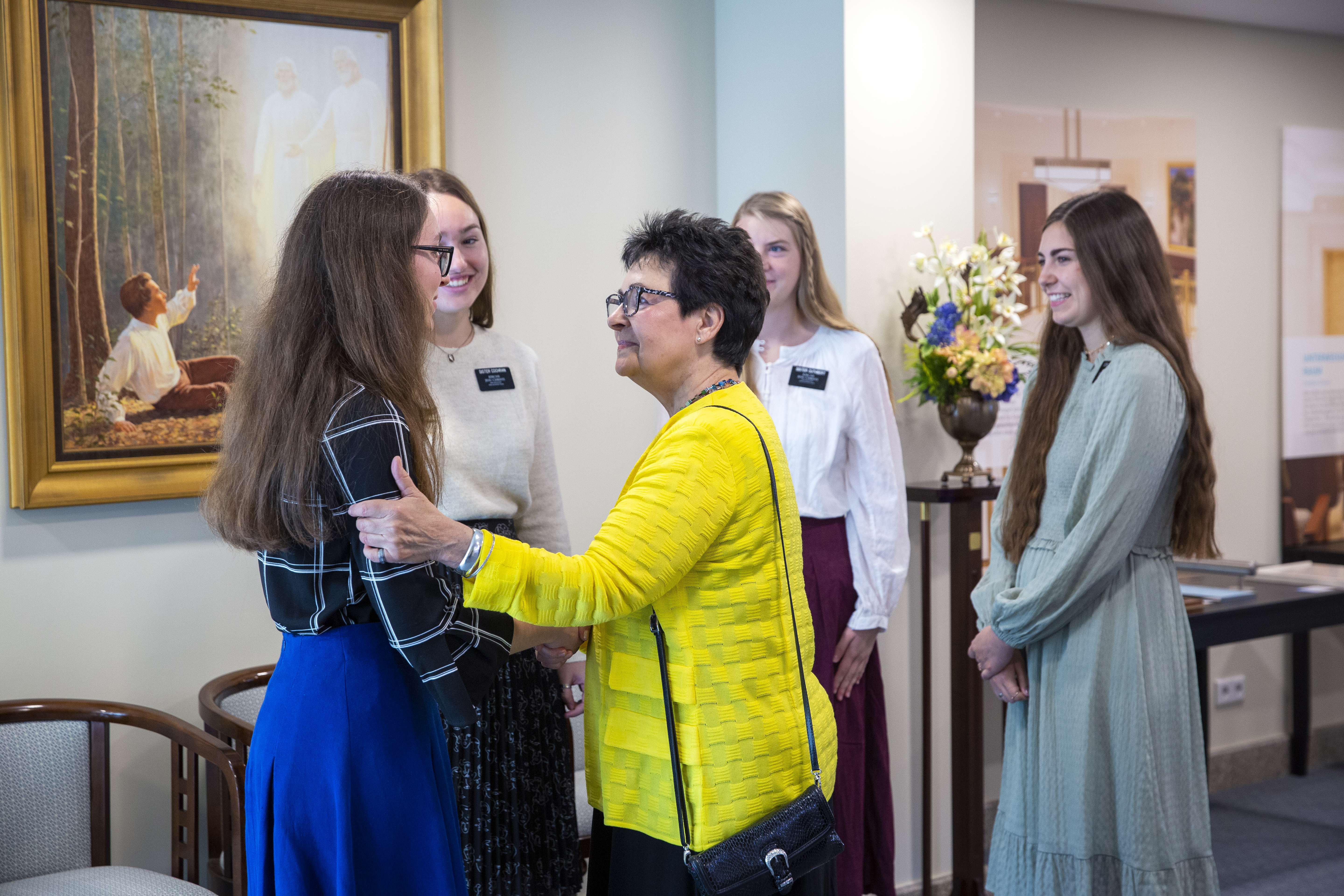 La hermana Harriet Uchtdorf de visita con misioneras en el Centro de Visitantes del Templo de Frankfurt en Friedrichsdorf, Alemania, el martes 10 de septiembre de 2019.
