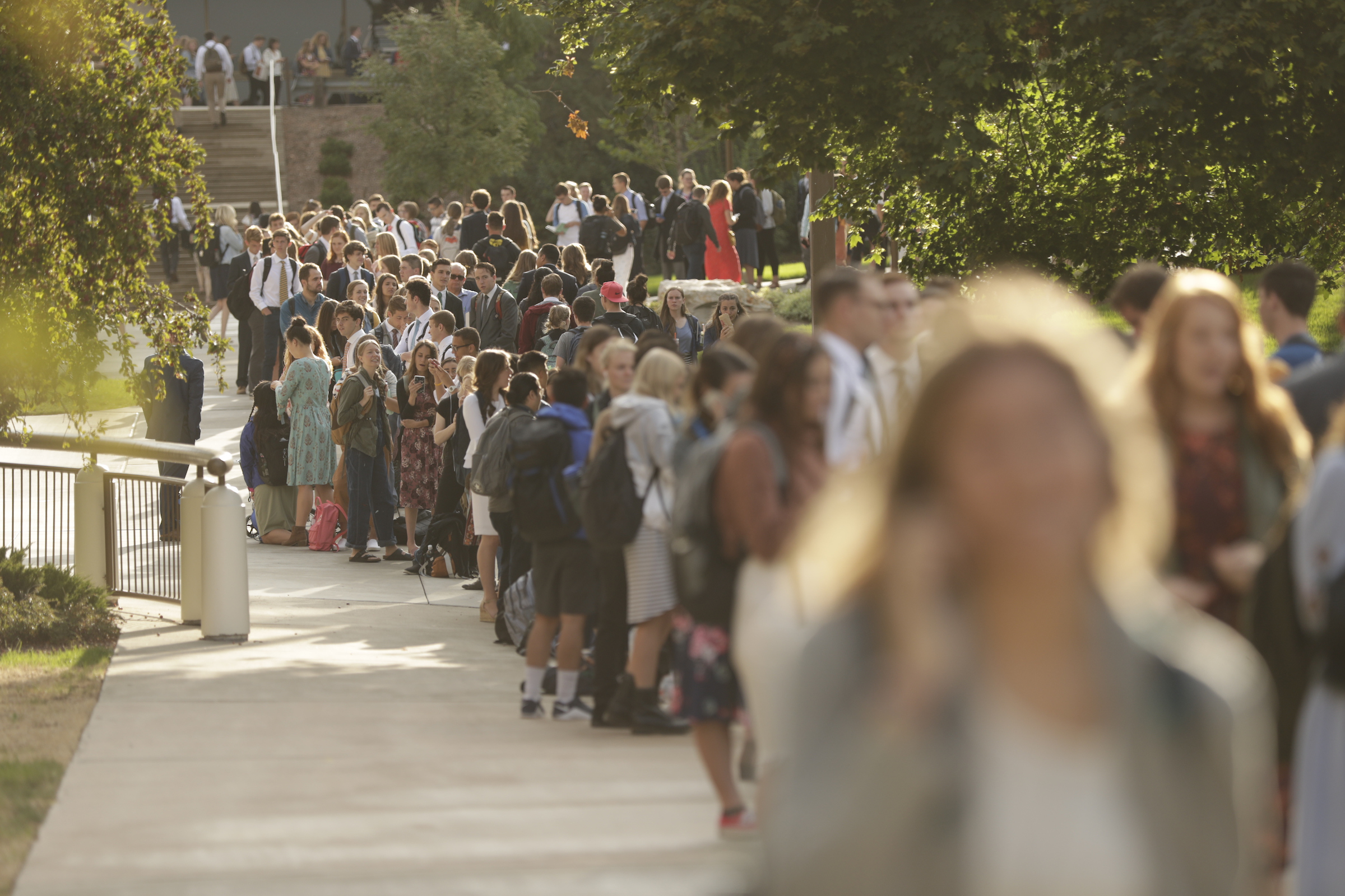 Los estudiantes hacen fila para entrar al Marriott Center del campus de BYU en preparación para un devocional dado por el presidente Russell M. Nelson, el martes, 17 de septiembre de 2019.