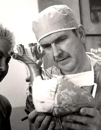 Russell M. Nelson explica un procedimiento quirúrgico a una enfermera. 