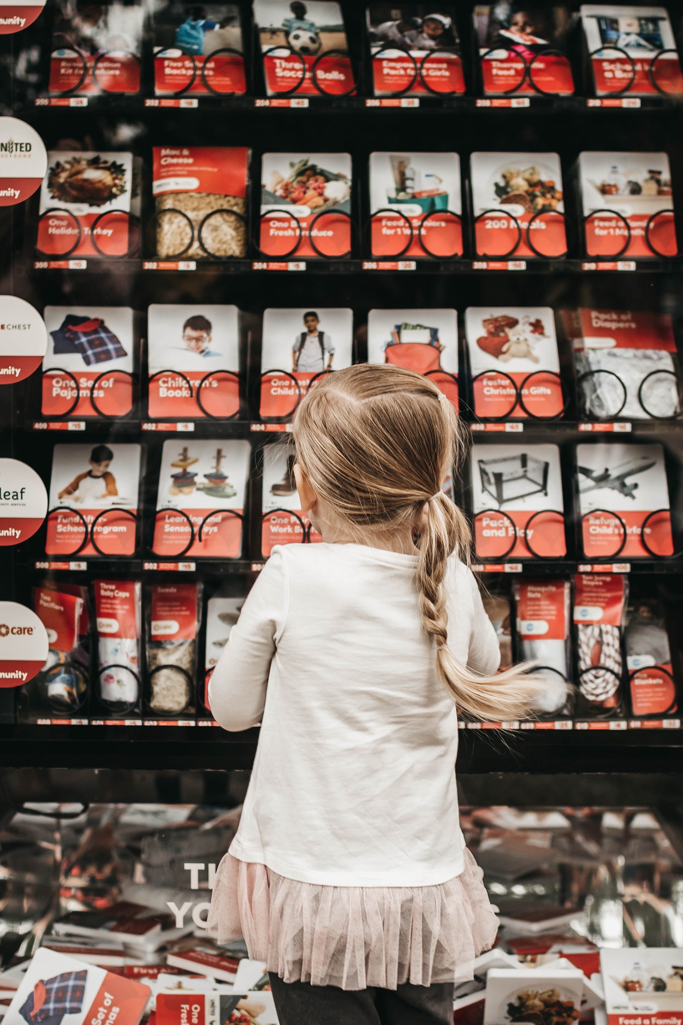 Una niña revisa las muchas opciones disponibles para comprar en una Máquina de donativos en Gilbert, Arizona. Gilbert es una de las 10 localidades donde este año se pueden hacer donaciones en la temporada Navideña.