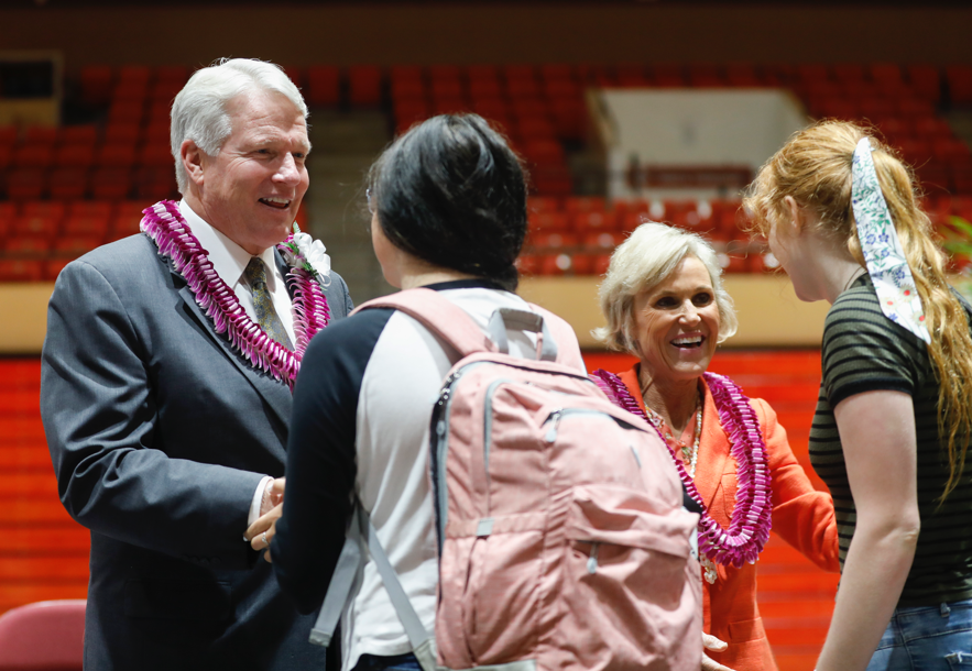 El hermano Stephen W. Owen, presidente general de los Hombres Jóvenes, saluda a los estudiantes luego de un devocional en BYU–Hawaii, el 5 de noviembre.