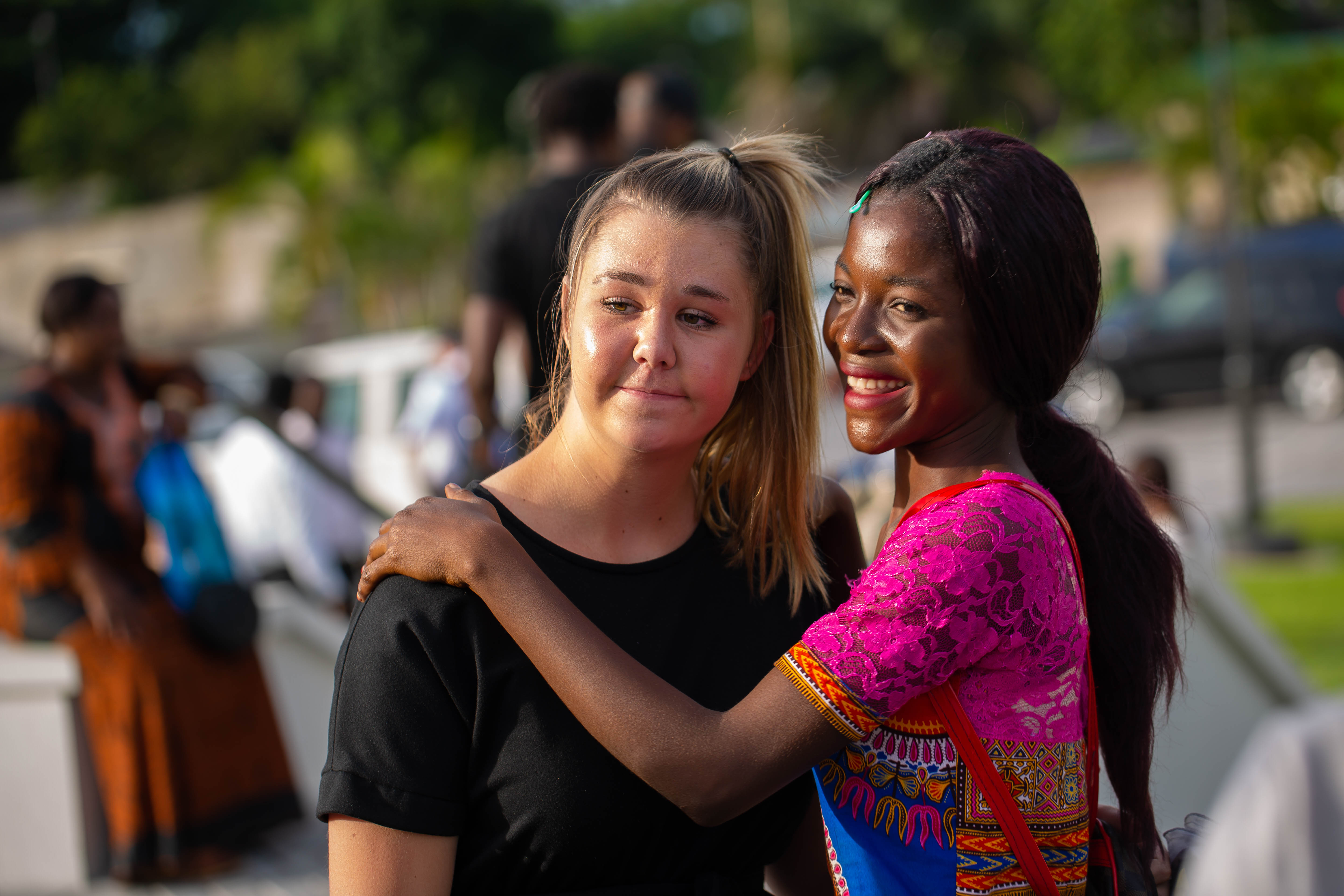 Dos mujeres jóvenes se dan un abrazo previo a un devocional de jóvenes en Kinshasa, República Democrática del Congo.