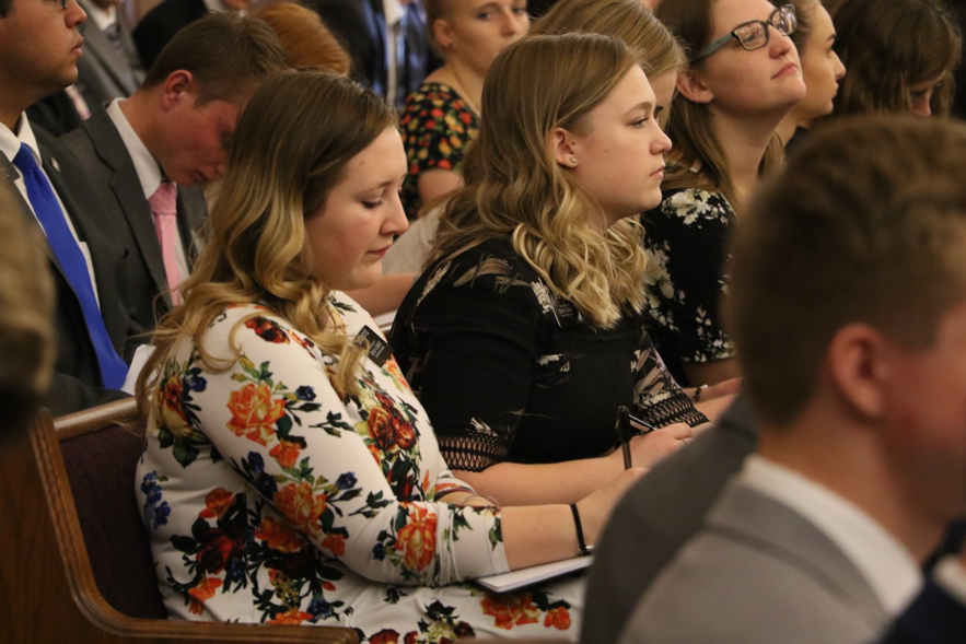 Los misioneros de la Misión Luisiana Baton Rouge toman notas durante un devocional con el élder Quentin L. Cook, del Cuórum de los Doce Apóstoles, el sábado 16 de noviembre de 2019, en Baton Rouge, Luisiana.