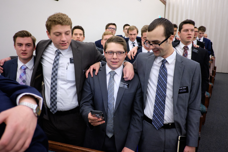Los élderes de la Misión Carolina del Norte Charlotte disfrutan de una conferencia de misión el 16 de nov. de 2019 que incluyó el consejo del presidente Henry B. Eyring, el élder Gary E. Stevenson y el élder Hugo Montoya.