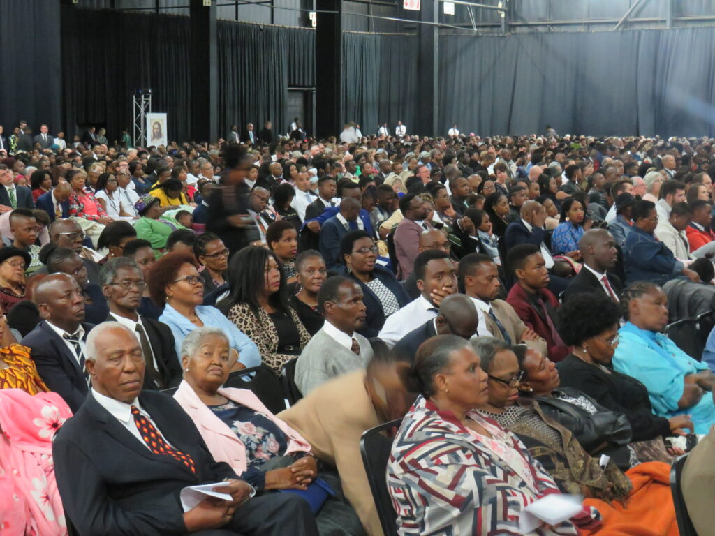 Más de 7500 miembros de la Iglesia se reúnen para participar de una conferencia multiestaca en el Centro de Convenciones Gallagher cerca de Johannesburgo, Sudáfrica, el domingo 10 de noviembre de 2019.