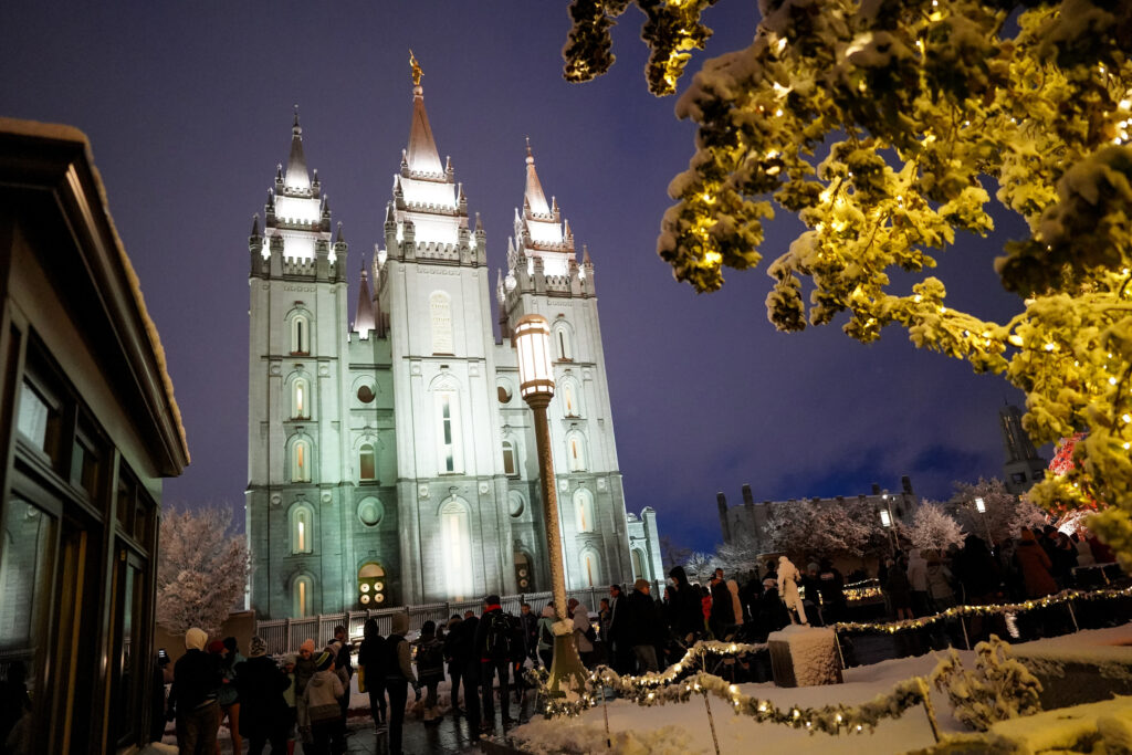 Visitantes disfrutan de la primera noche del encendido anual de las luces Navideñas en la Manzana del Templo, en Salt Lake City, Utah, el viernes 29 de noviembre de 2019.
