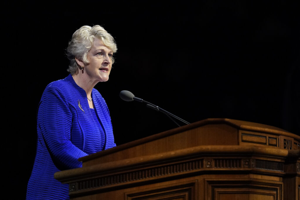 La hermana Ruth Renlund habla durante el devocional del campus de BYU llevado a cabo en el Marriott Center en Provo, Utah, el 3 de diciembre de 2019.
