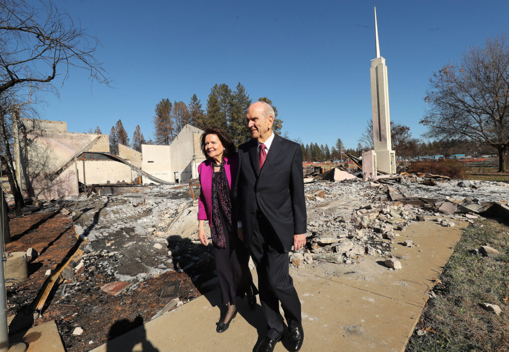 Presidente Russell M. Nelson, de La Iglesia de Jesucristo de los Santos de los Últimos Días, junto con su esposa, la hermana Wendy Nelson, miran una capilla destruida en Paradise, California, el domingo 13 de enero de 2019, dos meses después de que los incendios forestales destruyeran más de 18.000 casas y negocios.