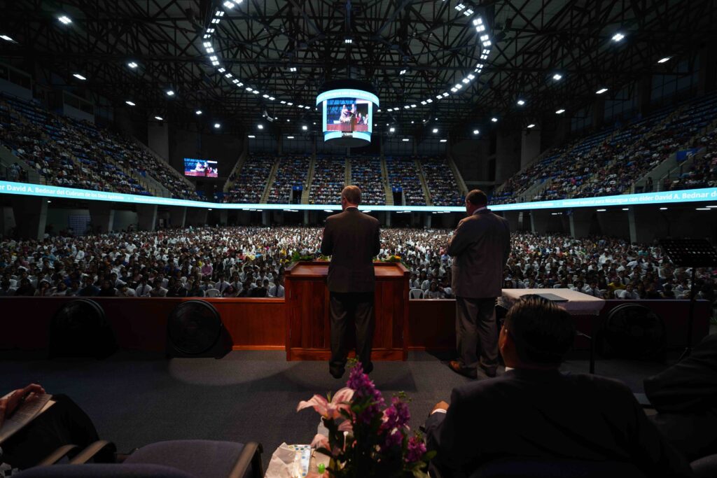 El élder David A. Bednar se dirige a los miembros en Managua, Nicaragua en noviembre del 2019.
