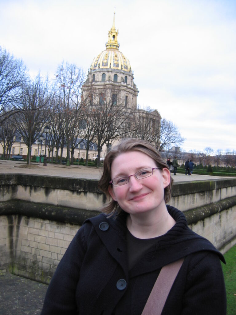 Amelie Bleakley, 41 años, de Keynsham, Inglaterra, frente a Los Inválidos en París, Francia donde uno de sus antepasados pasó parte de su vida como veterano de las guerras napoleónicas.
